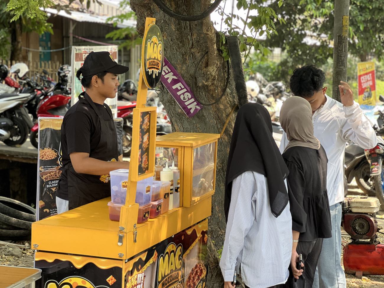 Gerobak kuning Mac Mozzaro melayani pembeli di pinggir jalan