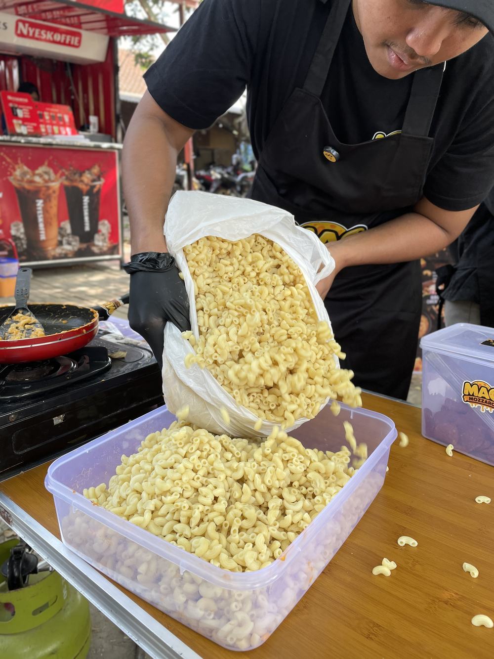 Proses memasak mac and cheese di wajan kecil